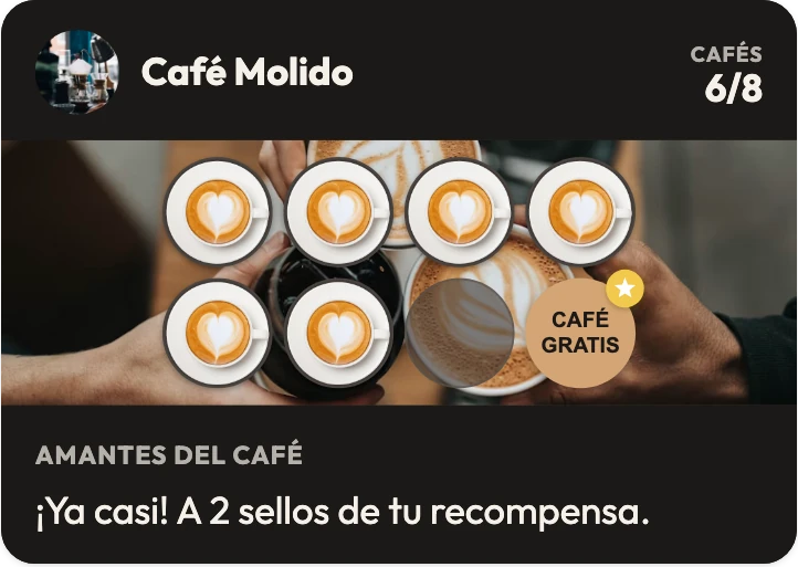 Tarjeta de fidelidad de la cafetería Café Molido con 6 de 8 cafés, la recompensa Café gratis en el sello 8 y la línea «¡Ya casi! A 2 sellos de tu recompensa.»
