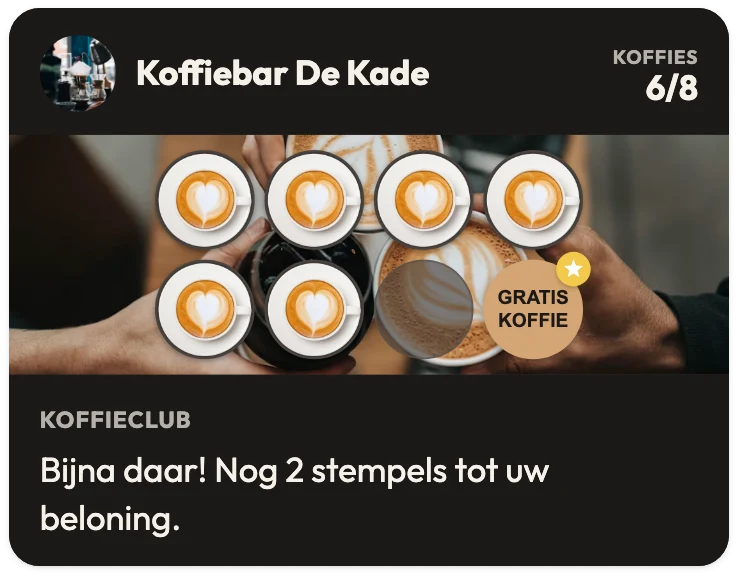 Een klantenkaart van Koffiebar De Kade op 6 van de 8 koffies, met de beloning Gratis koffie op stempel 8 en de regel "Bijna daar! Nog 2 stempels tot uw beloning."