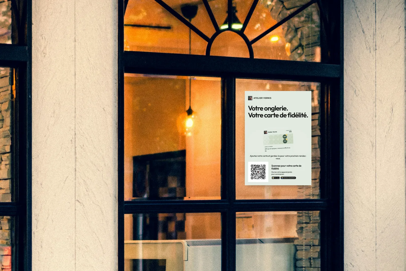 Illustration : une affiche A4 d'Atelier Vernis avec QR code, « Votre onglerie. Votre carte de fidélité. », collée dans la vitrine du salon, réalisée avec les Supports imprimés FaveCard