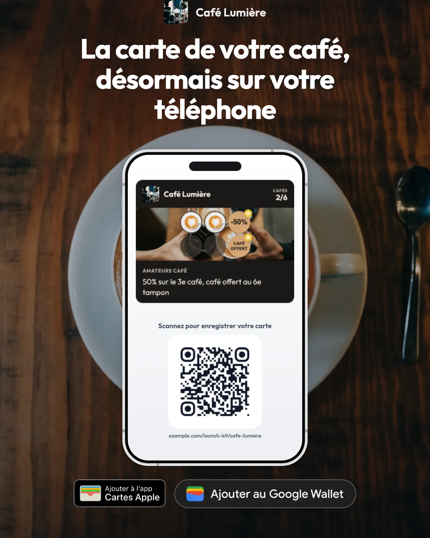 Publication Instagram au format 4:5 pour Café Lumière, « La carte de votre café, désormais sur votre téléphone », avec la carte de fidélité et un QR code affichés sur un téléphone