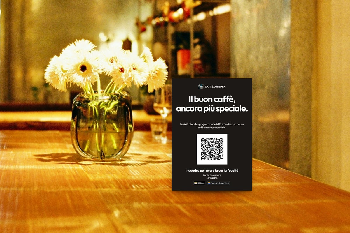Illustrazione: sul tavolo di un bar, un cartoncino A6 di Caffè Aurora con il QR code della carta fedeltà, creato con l'editor di stampa di FaveCard