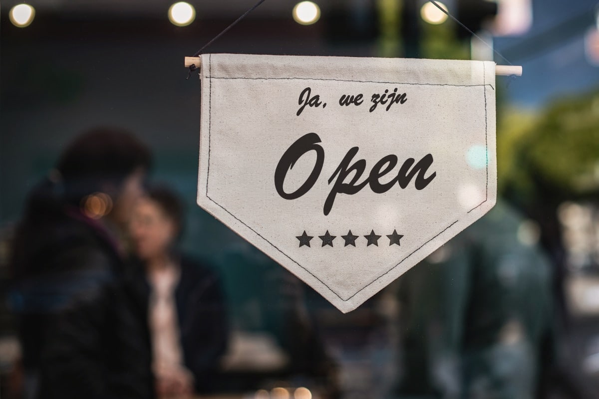 Open-bord in de etalage van een kleine onderneming met warme bokeh-lichten