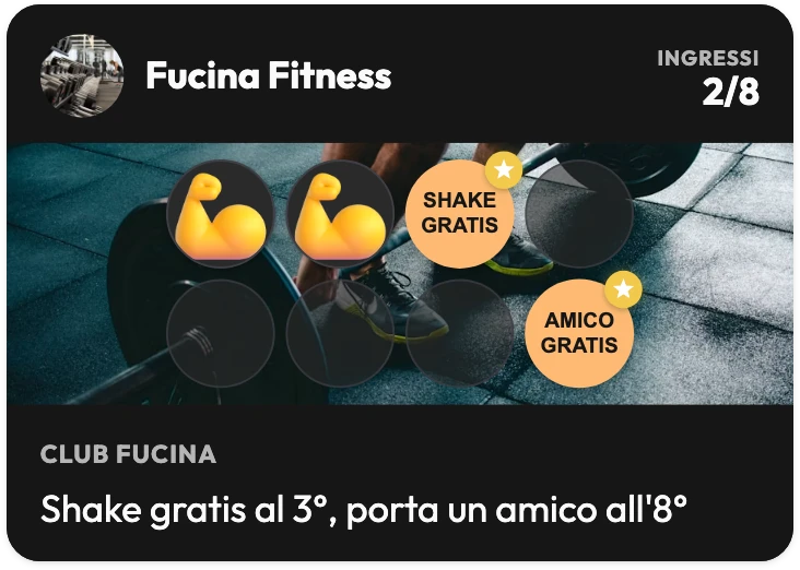 Carta fedeltà della palestra Fucina Fitness con 2 ingressi su 8, il premio SHAKE GRATIS sul terzo timbro e AMICO GRATIS sull'ottavo, e la frase «Shake gratis al 3°, porta un amico all'8°»