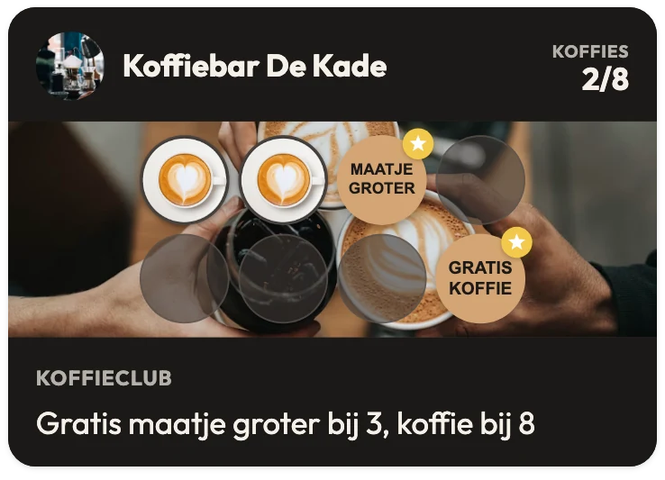 Klantenkaart van Koffiebar De Kade met 2 van de 8 koffies gespaard, de beloning Maatje groter op stempel 3 en Gratis koffie op stempel 8, met de regel "Gratis maatje groter bij 3, koffie bij 8"