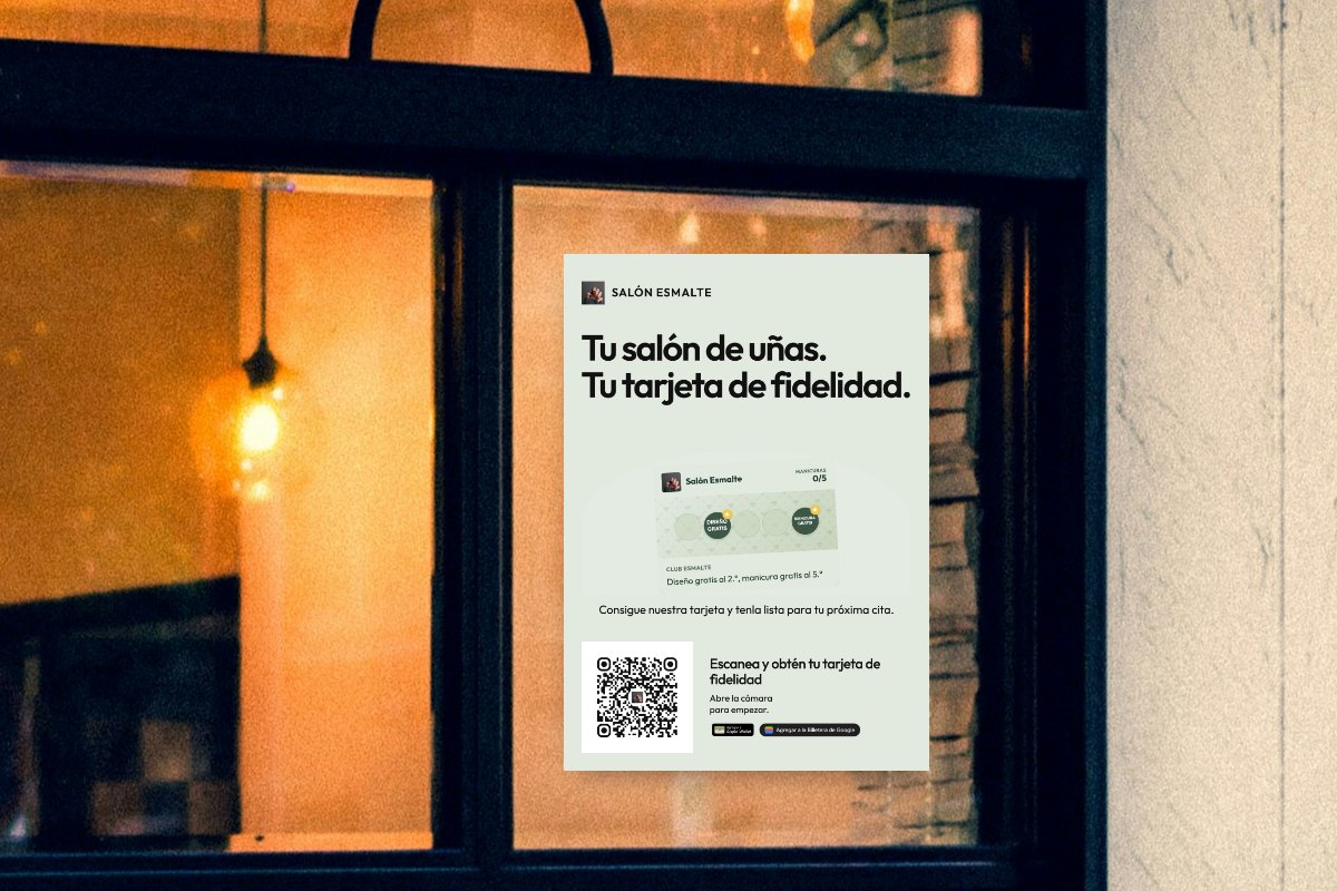 Ilustración: un cartel A4 de tarjeta de fidelidad del salón de uñas de ejemplo Salón Esmalte, pegado en el cristal de un local, con el código QR en la esquina inferior; hecho con el editor de impresión de FaveCard