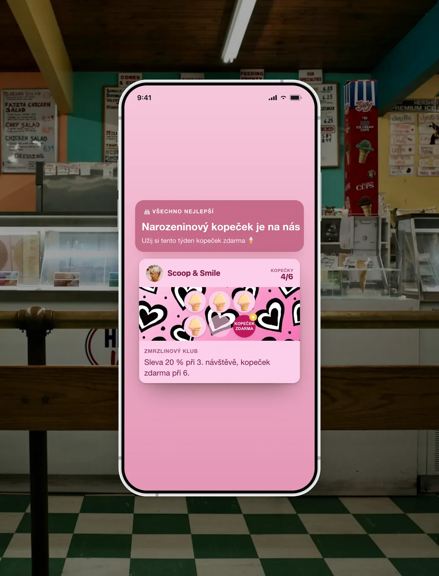 Karta FaveCard v telefonu ve zmrzlinárně s automatickou narozeninovou nabídkou na kopeček zmrzliny zdarma.