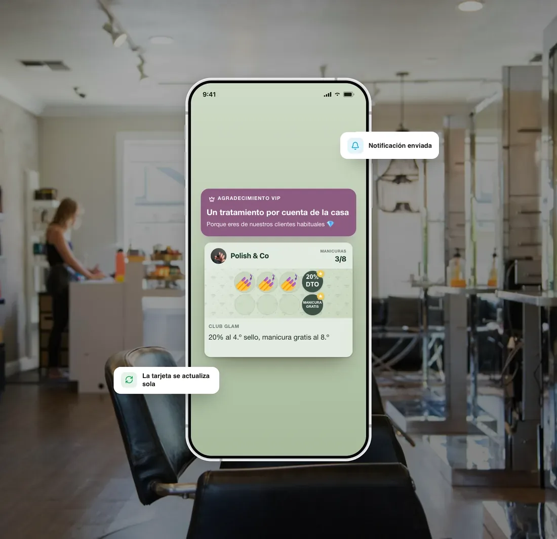Tarjeta de fidelidad de FaveCard para un salón de uñas con una oferta de agradecimiento VIP, junto a distintivos de notificación enviada y actualización automática de la tarjeta.