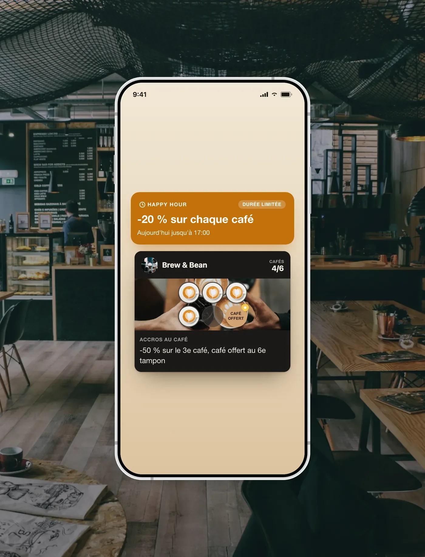 Une carte de fidélité FaveCard sur un téléphone affichant une campagne Happy Hour avec 20 % de réduction sur le café chez Brew & Bean.
