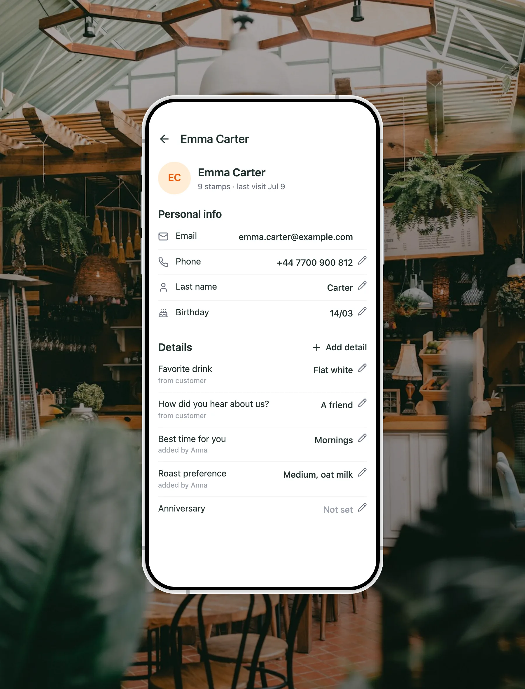 Uma cliente aberta no aplicativo da FaveCard: nove selos, os dados de contato e uma lista de detalhes com a bebida preferida, como conheceu a loja e o melhor horário para ela, cada resposta mostra se veio da cliente ou foi adicionada pela equipe
