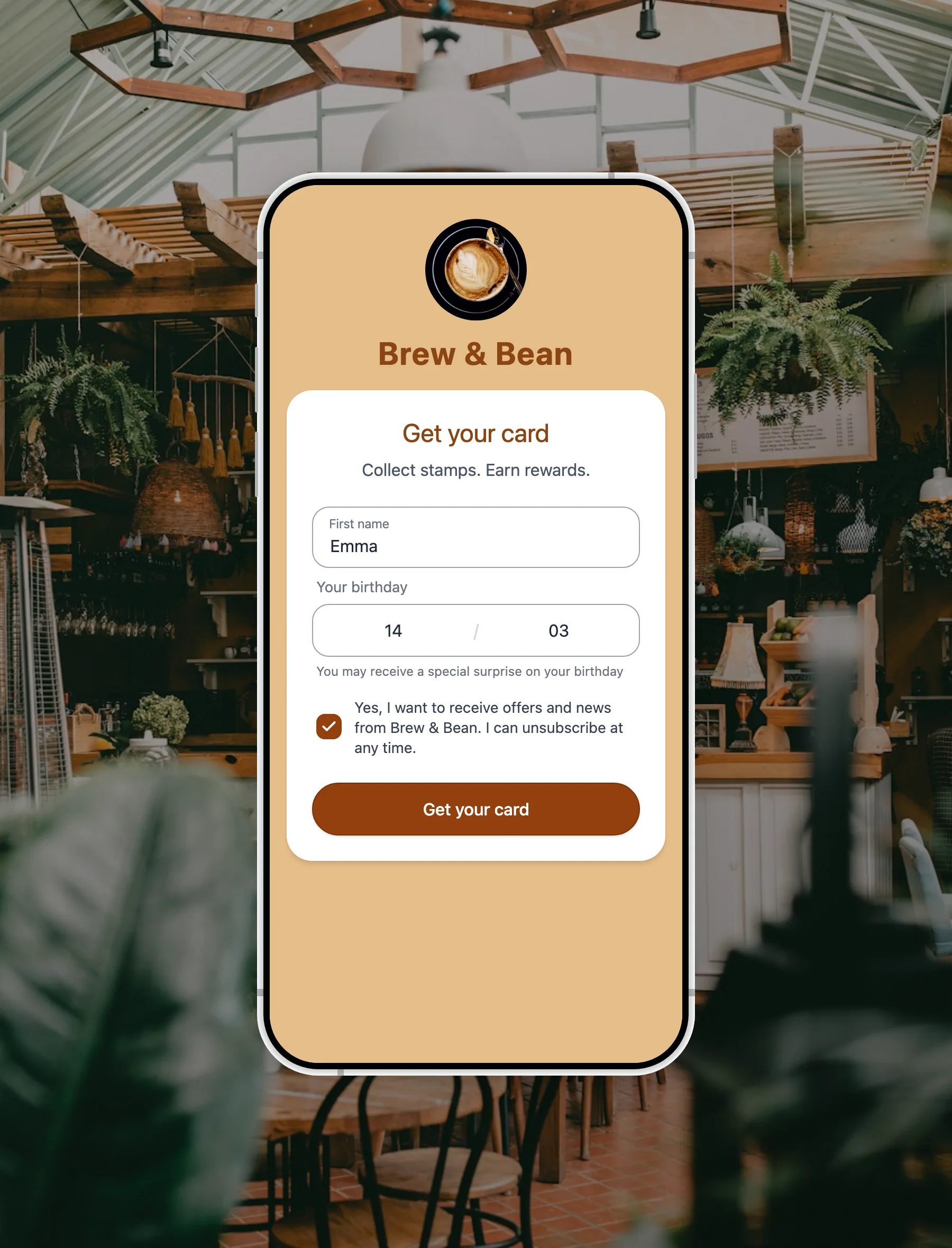 O formulário de cadastro da cafeteria de exemplo Brew & Bean no celular de uma cliente, só com o essencial: nome, aniversário, a caixa de consentimento marcada e o botão para pegar o cartão.