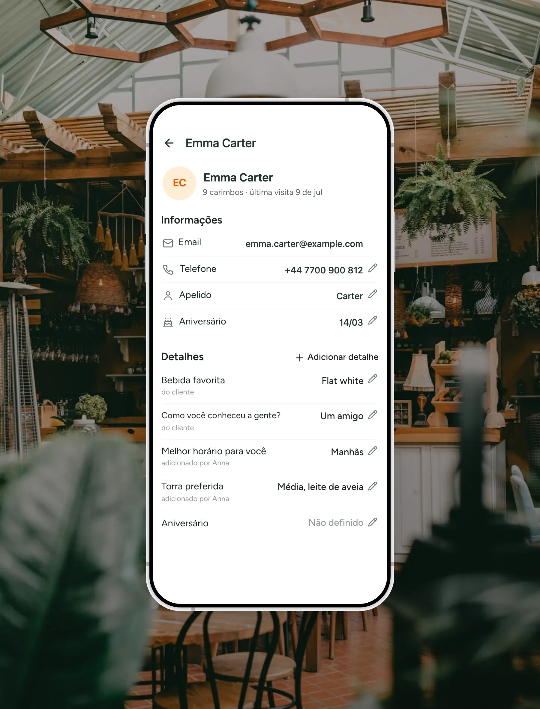 Uma cliente aberta no aplicativo FaveCard: os selos, os dados de contato e a lista de respostas, cada uma marcada como dada pela cliente ou adicionada pela equipe