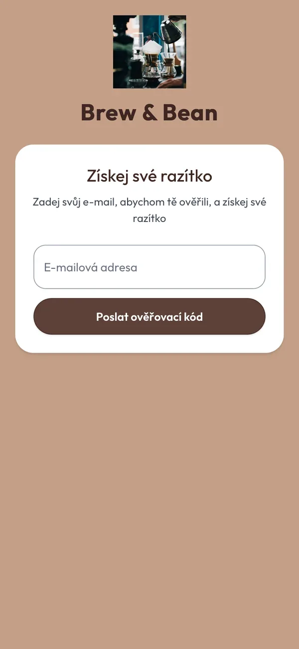 Obrazovka telefonu poté, co nový zákazník naskenuje QR kód z kiosku: logo kavárny a pole pro e-mail, na který přijde ověřovací kód.