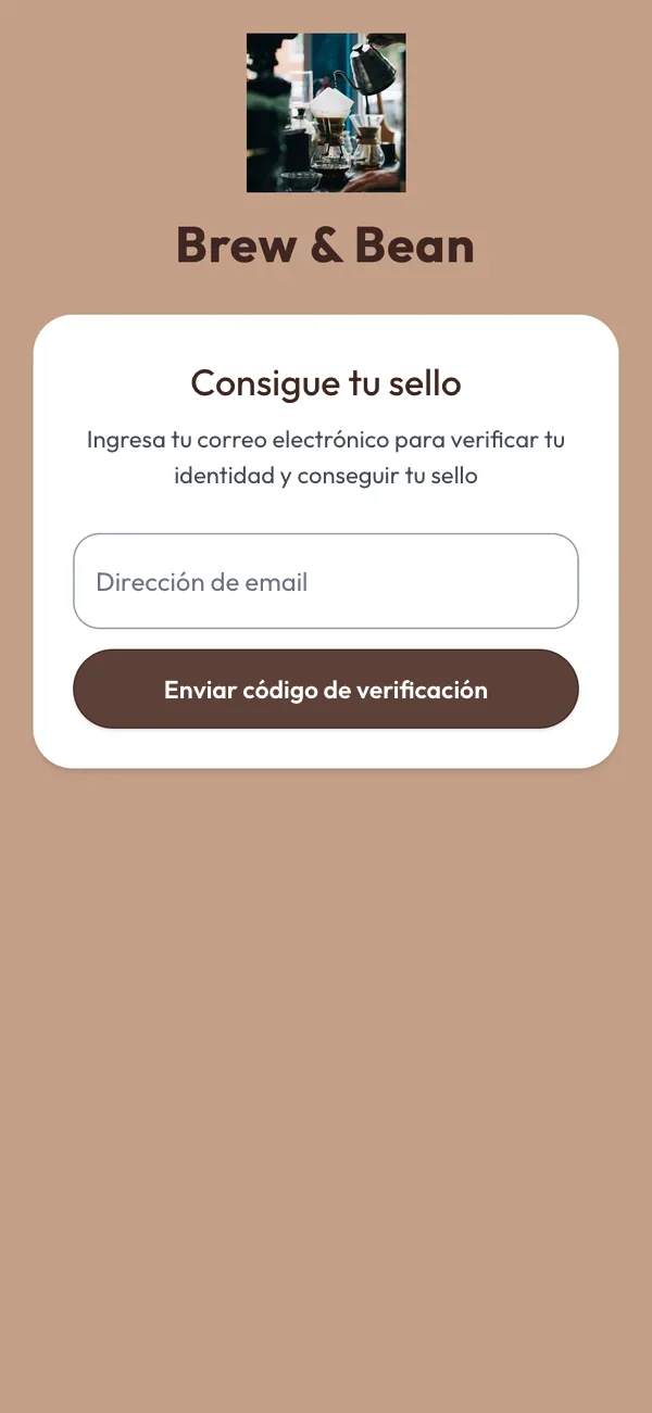 Pantalla del móvil después de que un cliente nuevo escanea el QR del kiosco: el logo de la cafetería y un campo para el email al que llega un código de verificación.