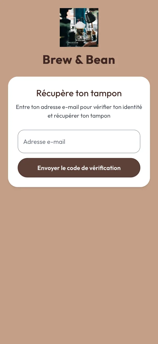 Écran de téléphone après le scan du QR code de la borne par un nouveau client : le logo du café et un champ pour l’adresse e-mail qui reçoit un code de vérification.