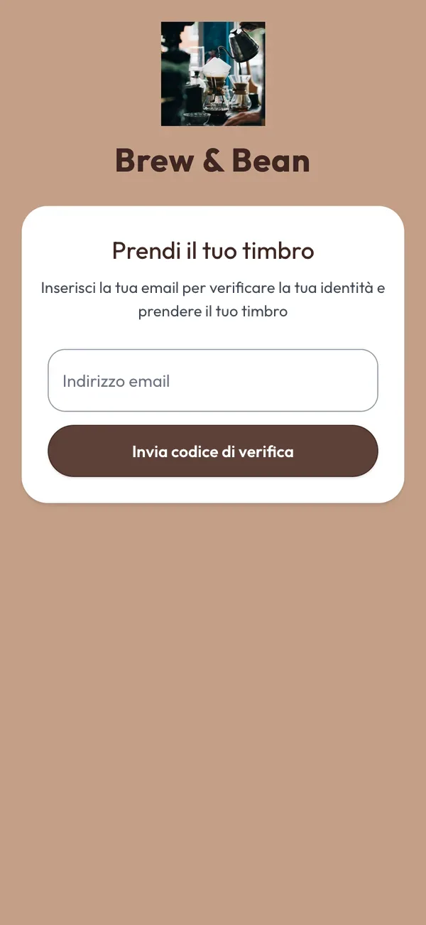 Schermata del telefono dopo che un nuovo cliente ha scansionato il QR del chiosco: il logo del bar e un campo per l’email a cui arriva un codice di verifica.