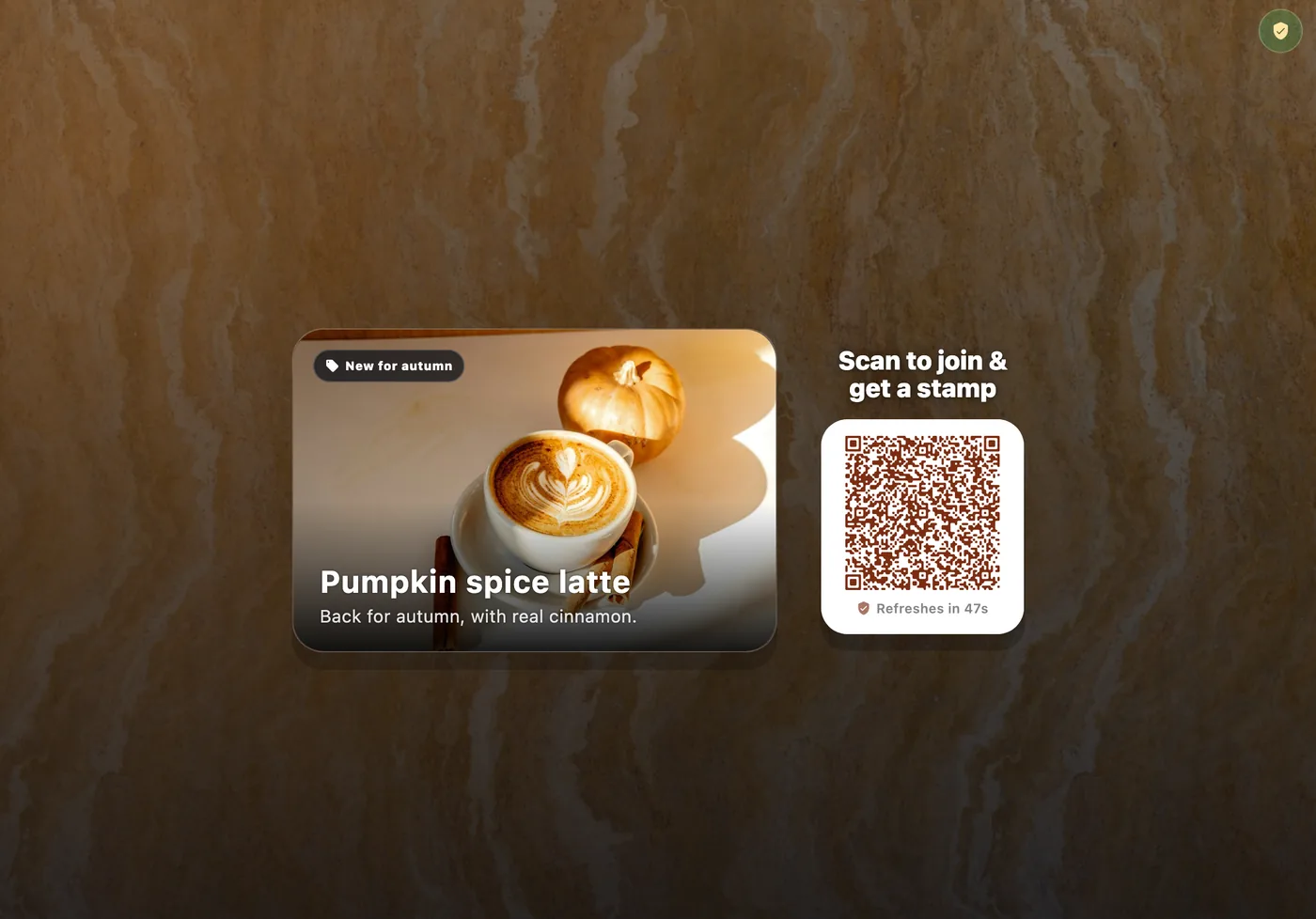 FaveCard-kioski iPadissa vaakasuunnassa: pumpkin spice latte -tarjous otsikon ”Scan to join & get a stamp” ja QR-koodin vieressä lämpimällä kivitaustalla.