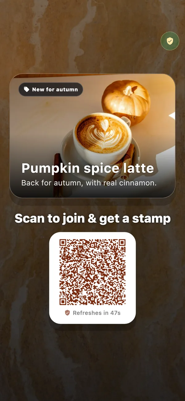 FaveCard-kioski puhelimessa: pumpkin spice latte -tarjous, otsikko ”Scan to join & get a stamp” sekä QR-koodi ja laskuri seuraavaan päivitykseen.