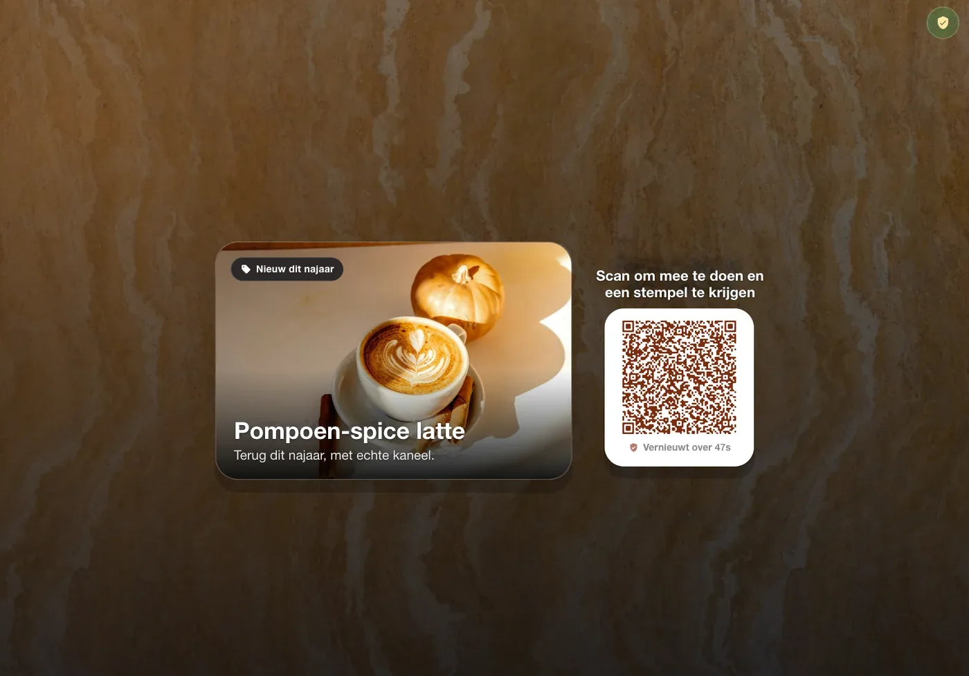 FaveCard-kiosk op een iPad in liggende stand: een pumpkin spice latte-actie naast de kop "Scan to join & get a stamp" en een QR-code, op een warme stenen achtergrond.