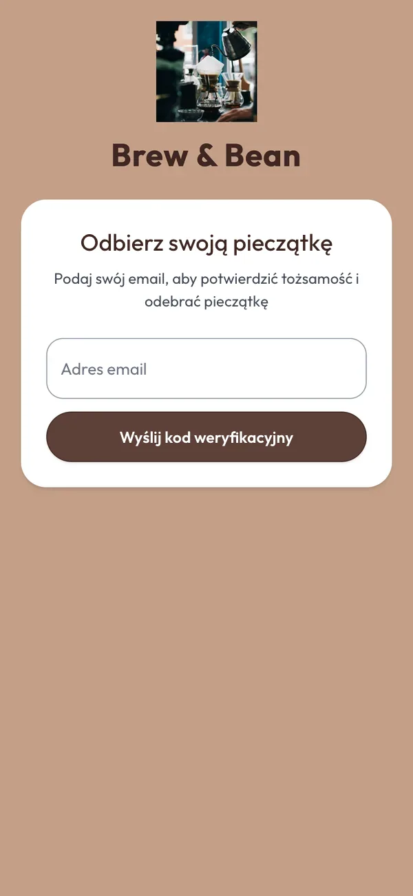 Ekran telefonu po zeskanowaniu kodu z kiosku przez nowego klienta: logo kawiarni i pole na adres e-mail, na który przyjdzie kod weryfikacyjny.