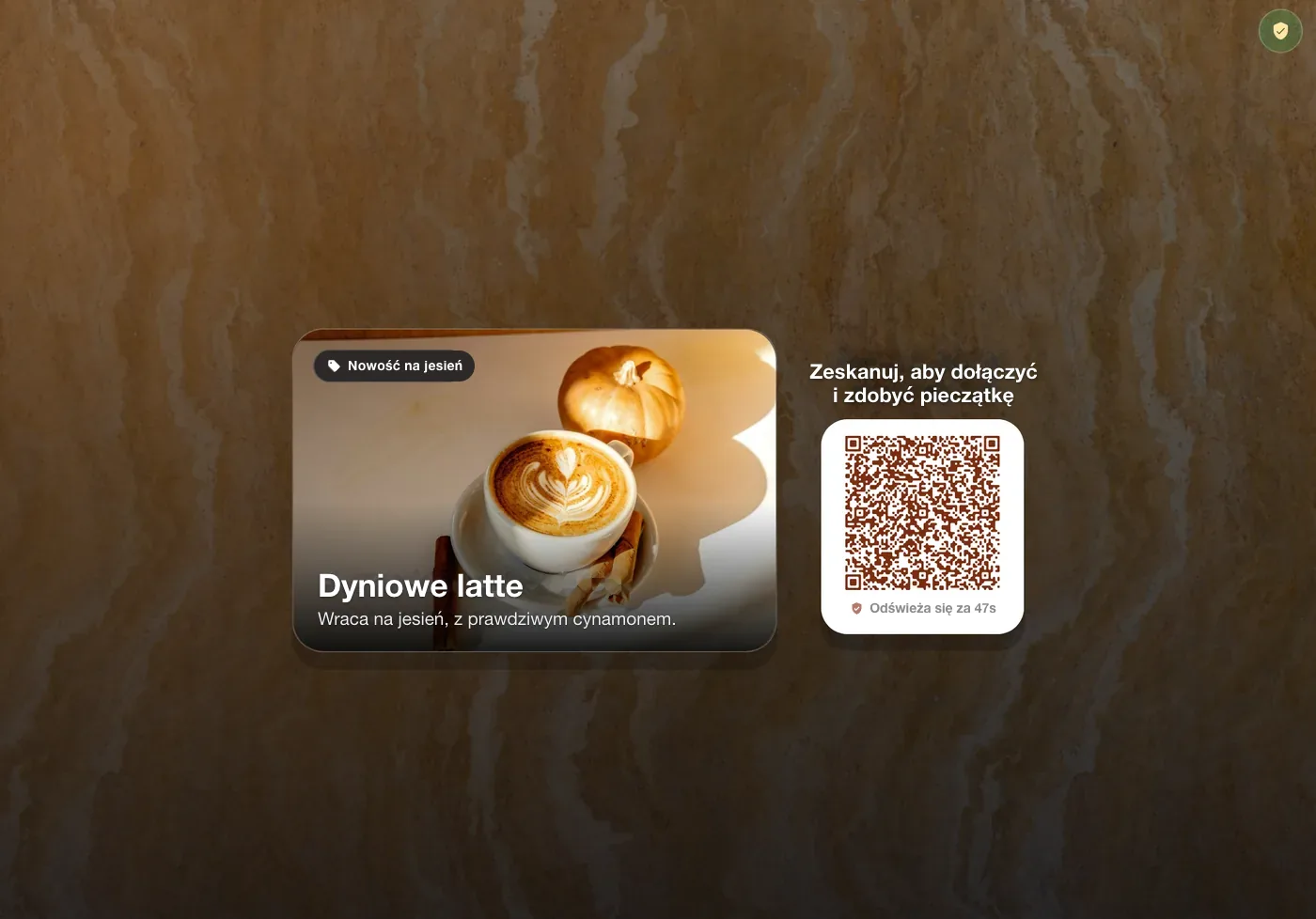 Kiosk FaveCard na iPadzie w poziomie: promocja pumpkin spice latte obok nagłówka „Scan to join & get a stamp” i kodu QR, na tle ciepłego kamienia.
