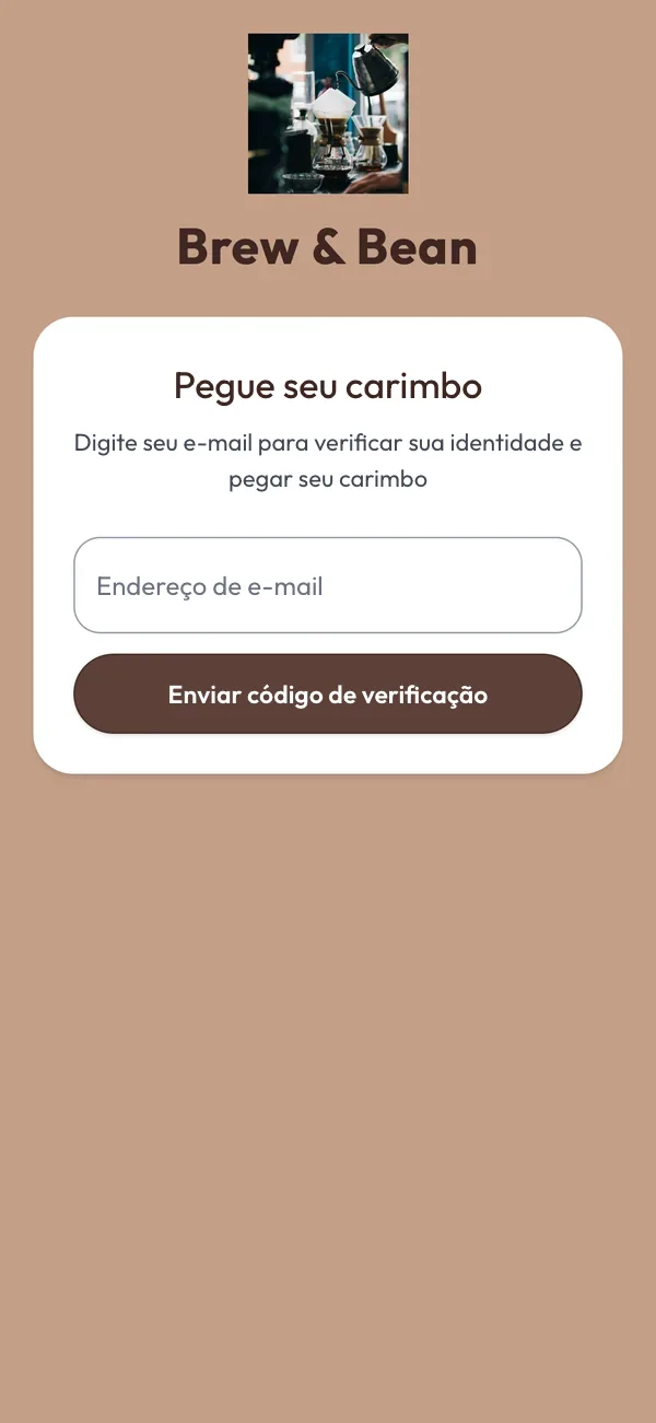 Tela do celular depois que um cliente novo escaneia o QR do quiosque: o logo da cafeteria e um campo para o e-mail que recebe um código de verificação.