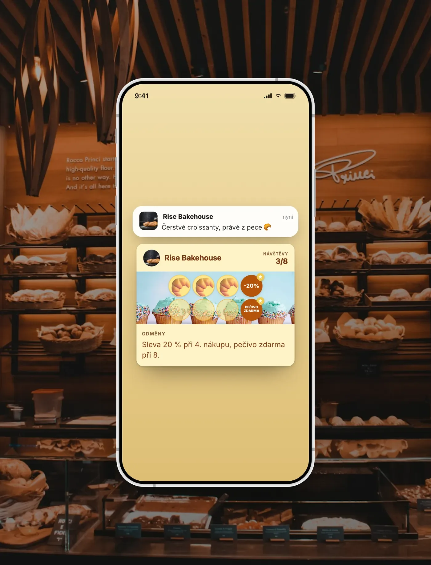 Věrnostní karta Rise Bakehouse ve Walletu se zprávou podniku na zamykací obrazovce.