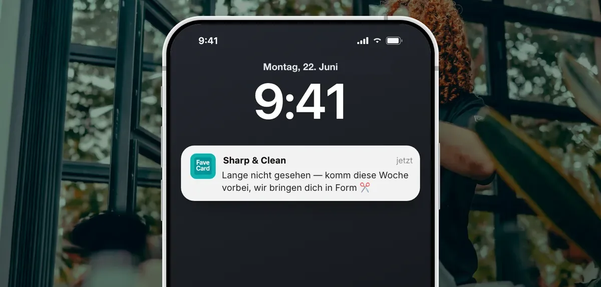 Eine Nachricht von einer Treuekarte auf dem Sperrbildschirm eines Smartphones