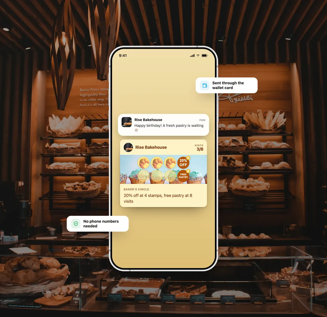 Carte Wallet d’une boulangerie avec un message d’anniversaire et des badges indiquant l’envoi via Wallet, sans numéro de téléphone.