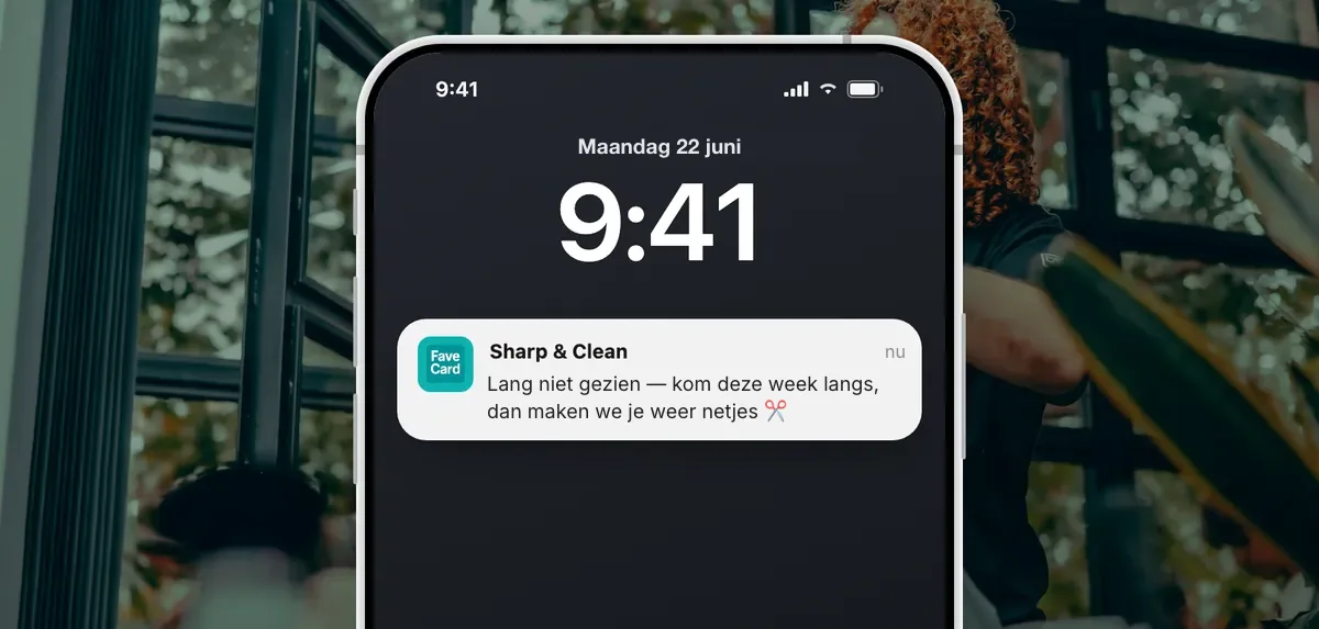 Een bericht van een klantenkaart op het vergrendelscherm van een telefoon