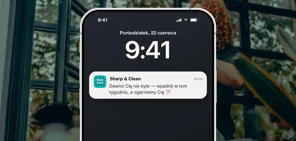 Ekran blokady iPhone z wiadomością z karty lojalnościowej barbera, dostarczoną przez Wallet zamiast SMS.