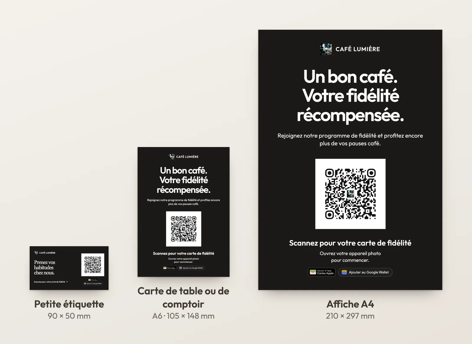 Le même visuel de fidélité de Café Lumière en trois formats créés avec les Supports imprimés FaveCard : une petite étiquette de 90 × 50 mm, une carte de table ou de comptoir A6 et une affiche A4, côte à côte et à l'échelle