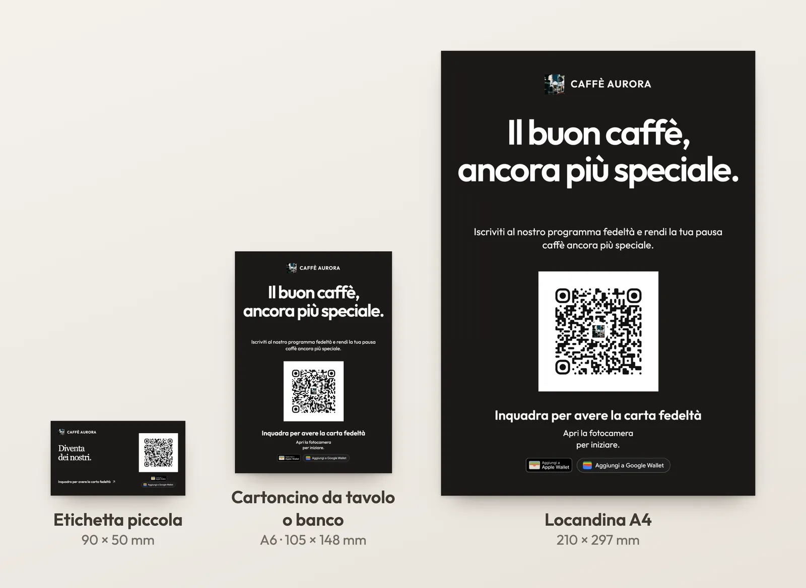 La grafica della carta fedeltà di Caffè Aurora in tre formati creati con i Materiali da stampare di FaveCard: etichetta piccola da 90 × 50 mm, cartoncino da tavolo o banco A6 e locandina A4, affiancati in scala