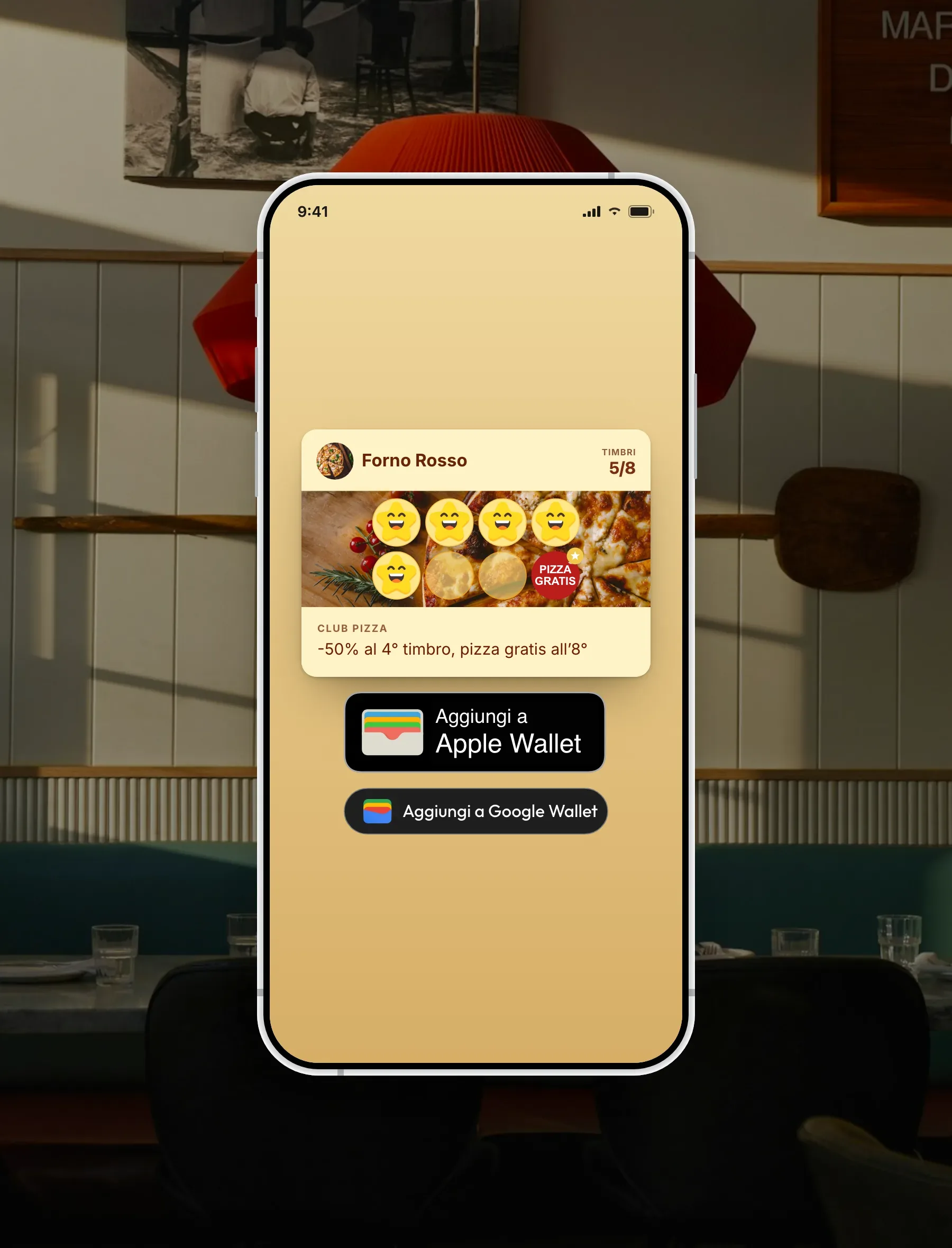 Carta fedeltà digitale FaveCard per ristoranti su un telefono in un ristorante, con i pulsanti Aggiungi ad Apple Wallet e Aggiungi a Google Wallet e una carta timbri a 5 visite su 8 verso una pizza gratis